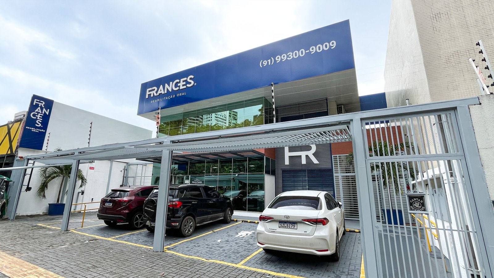 Fachada e estacionamento da clínica Frances Reabilitação Oral